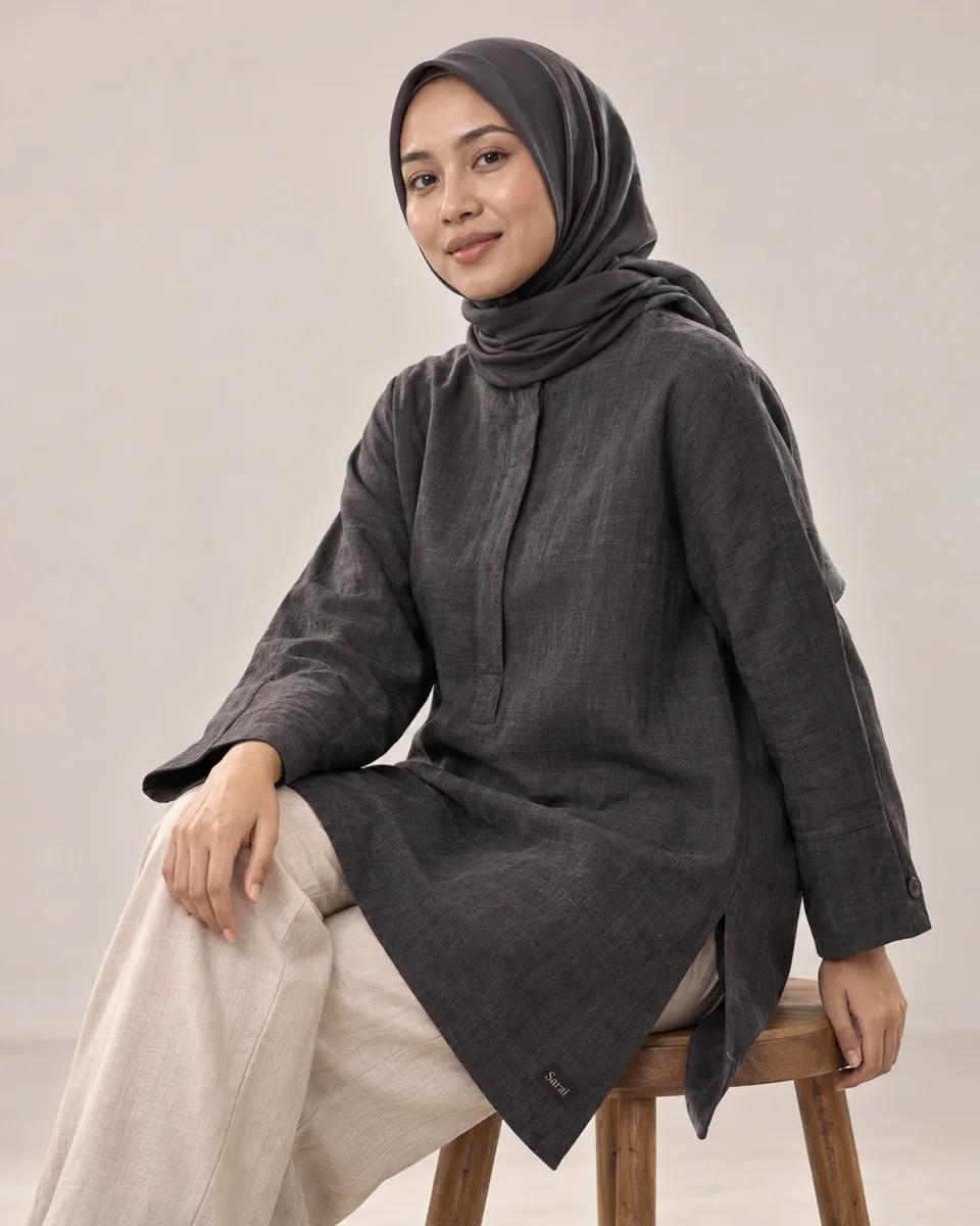 {{model_look}} duduk di bangku kayu rendah dalam {{product}} {{brand_name}}, badan tiga perempat, frame dari pertengahan
