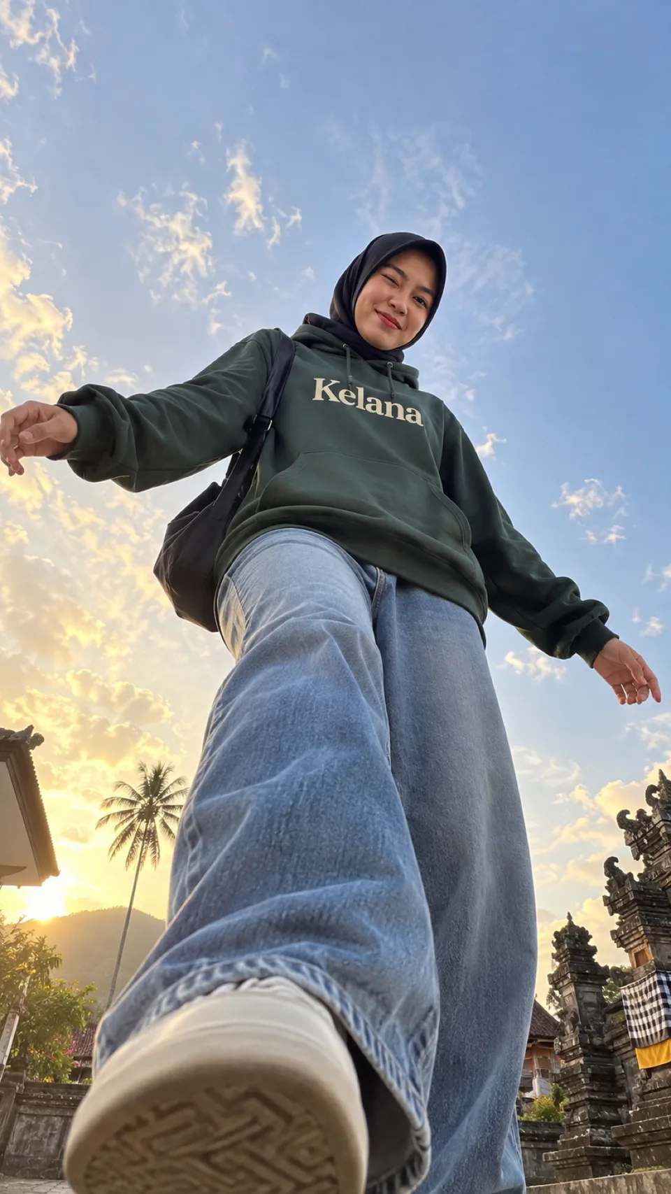 Kamera di tanah mengarah ke atas, {{model_look}} dalam {{product}} {{brand_name}} menunduk ke lensa dengan latar langit.