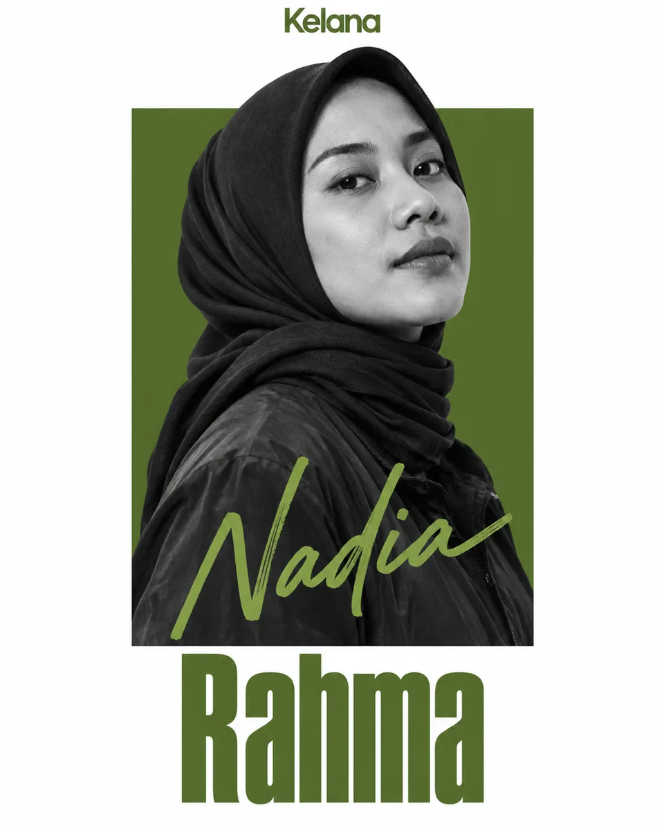 Poster digital datar: foto hitam-putih {{model_look}} dimasker ke persegi panjang {{primary_color}}, nama belakang {{per